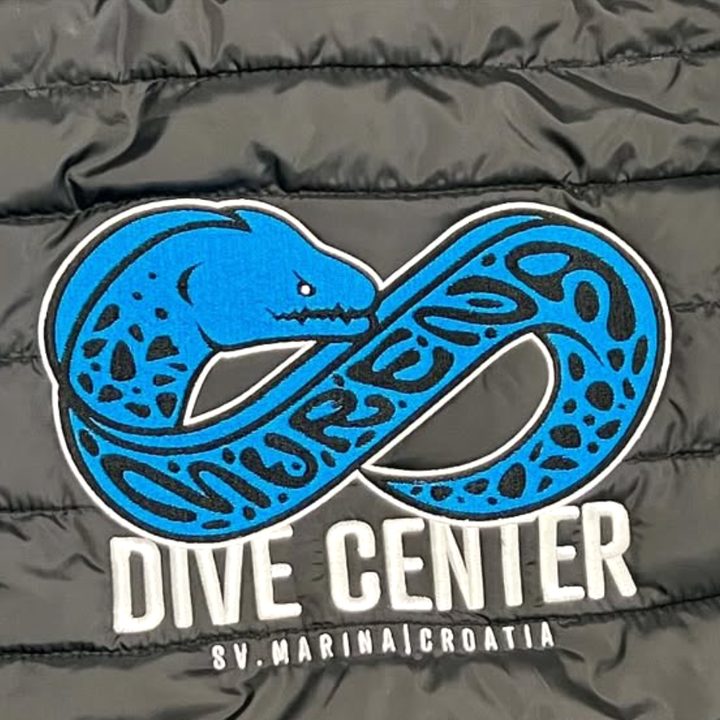 Velká výšivka murény a nápisu Dive Center na zádech prošívané vesty