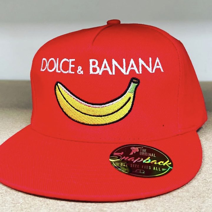 Červená kšiltovka s vyšitým nápisem Dolce & Banana a banánem