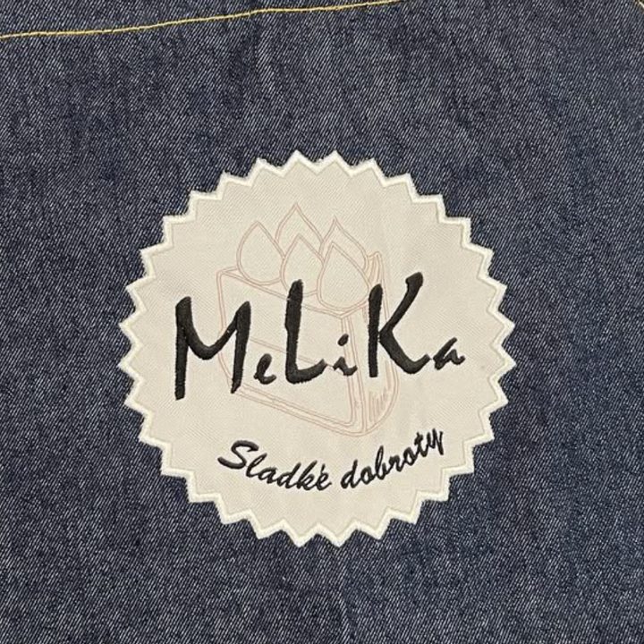 Vyšité logo cukrárny MeLiKa na džínové zástěře